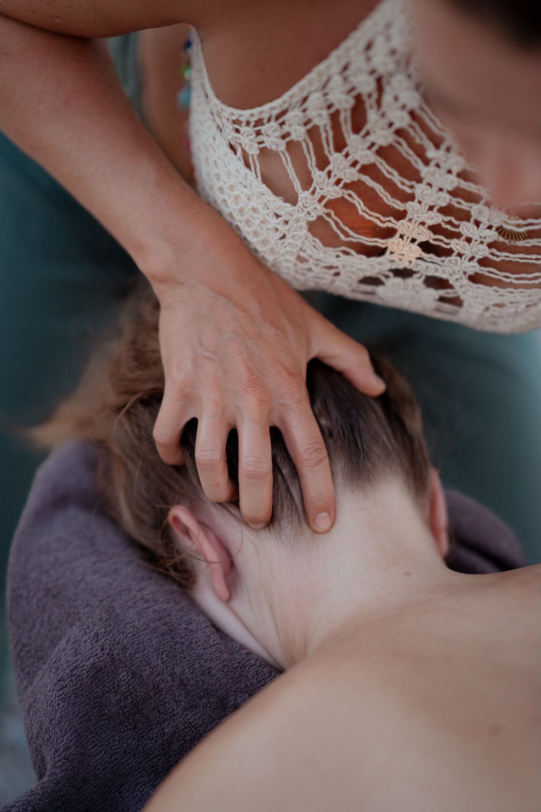 Kräftige Nackenmassage mit der Hand am Haaransatz